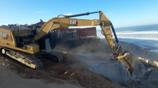 “الجرافات” تنتظر الأوامر لدك بنايات على شواطئ تيزنيت