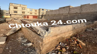 آشتوكة: معاول وجرافات السلطات تدك صندوقا اسمنتيا عشوائيا وسط منطقة ايت وكمار