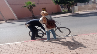 اشتوكة: تفاعل غير مسبوق بمواقع التواصل الاجتماعي مع صورة الشرطي صلاح وتلميدة ببيوكرى